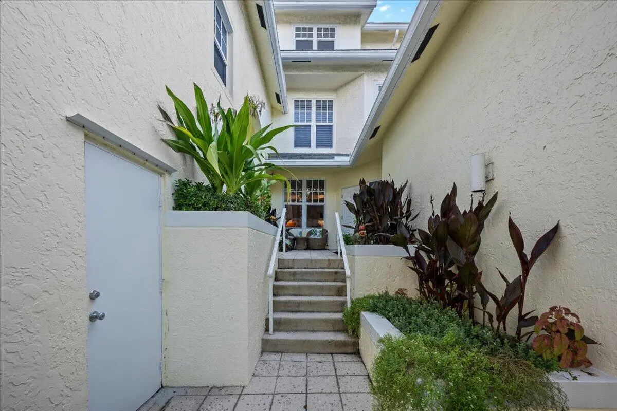 04-LUX_3158 at 105 MAINSAIL Circle, Jupiter