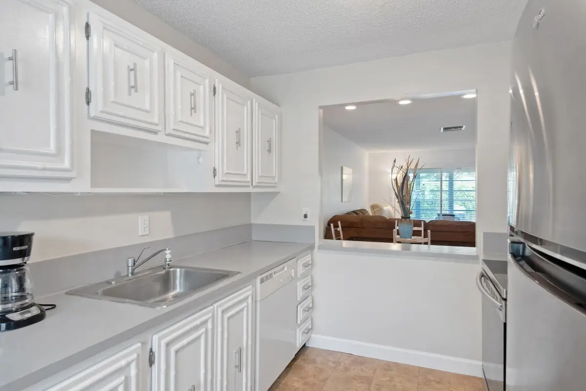 Updated Kitchen at 13670 VIA FLORA B, Delray Beach