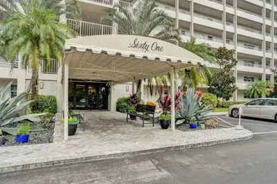 575 OAKS Lane 104, Pompano Beach – Condominium for sale