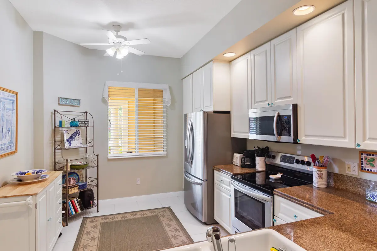 kitchen at 19 Harbour Isle Drive 106, Fort Pierce
