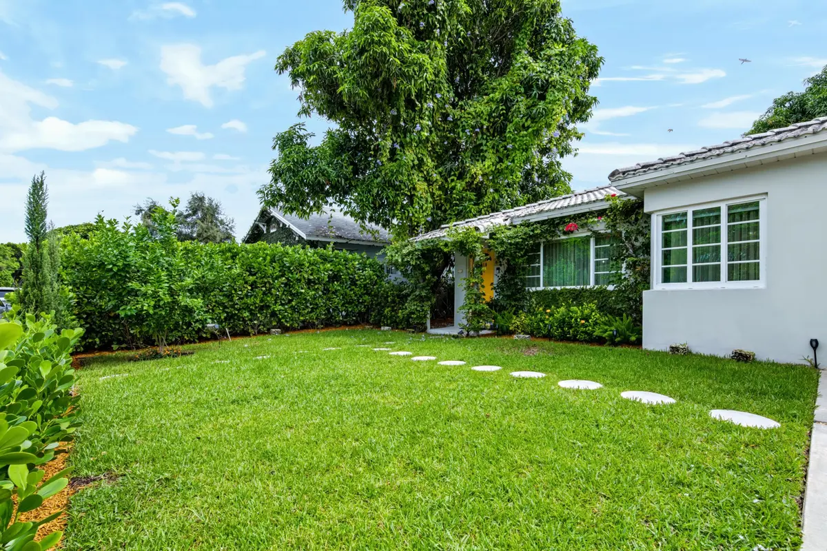 Yard at 910 N M Street, Lake Worth Beach
