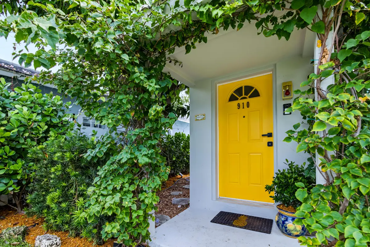 Entrance at 910 N M Street, Lake Worth Beach