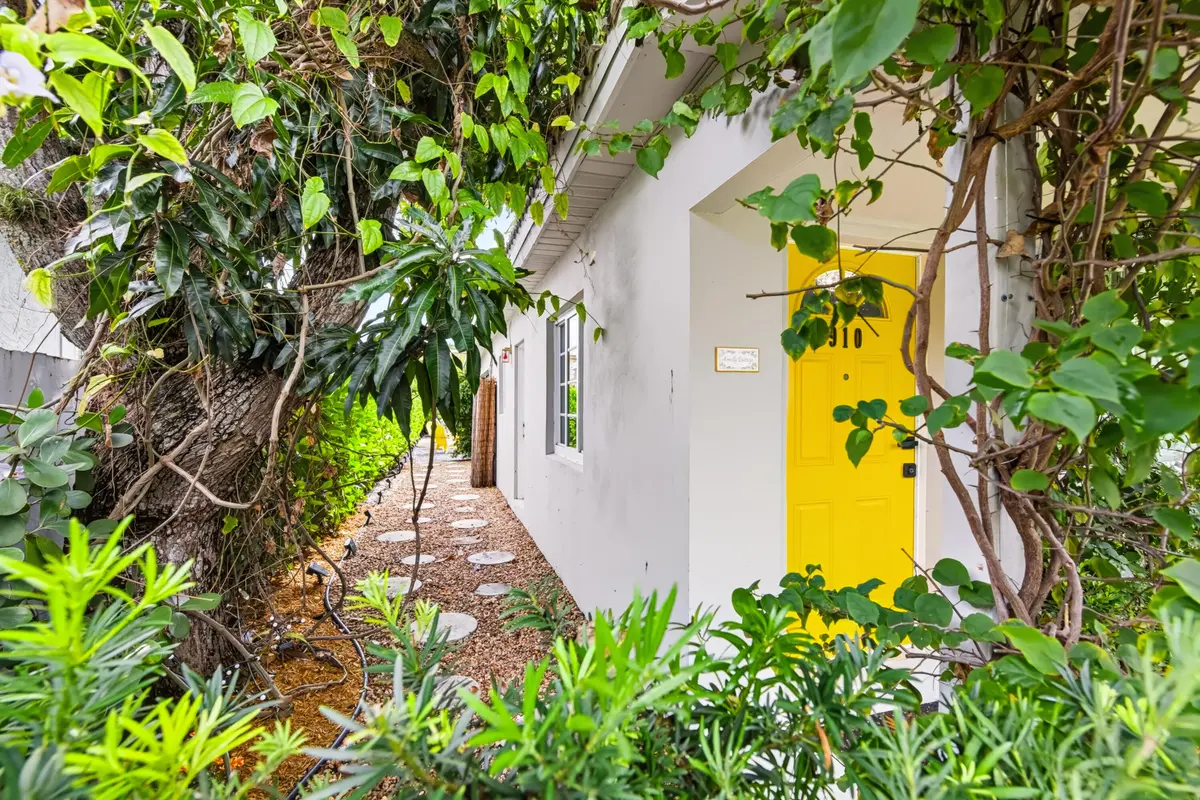 Entrance at 910 N M Street, Lake Worth Beach