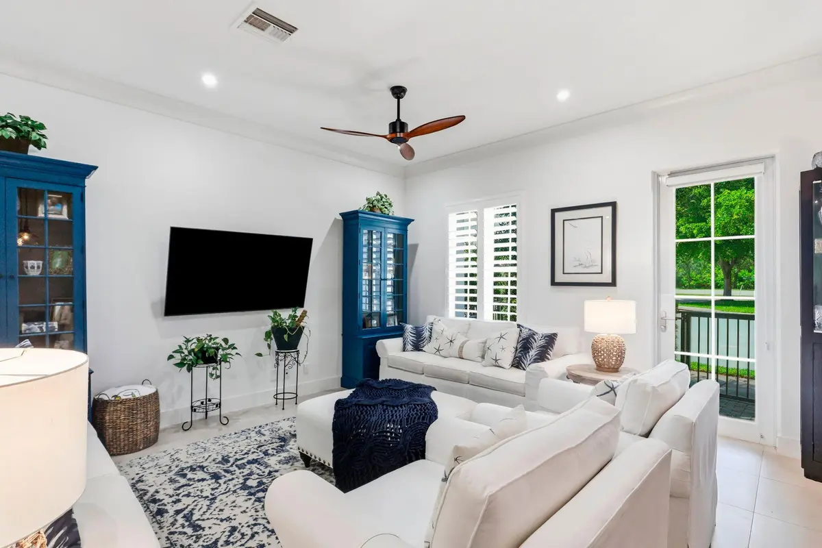 Living at 910 HAMILTON Lane, Delray Beach