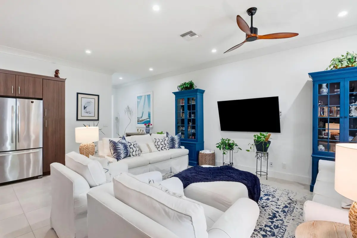 Living at 910 HAMILTON Lane, Delray Beach