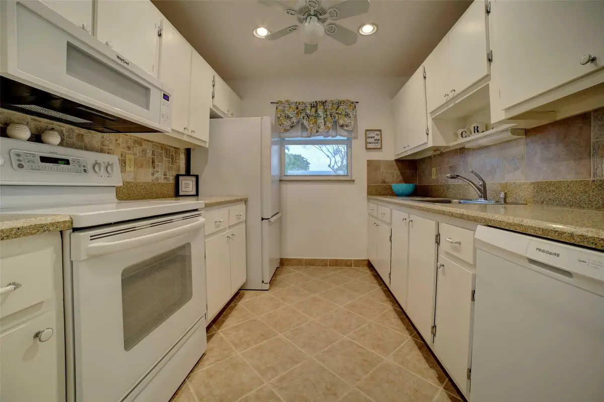 Photo 6 at 400 SW Golfview Terrace 111, Boynton Beach