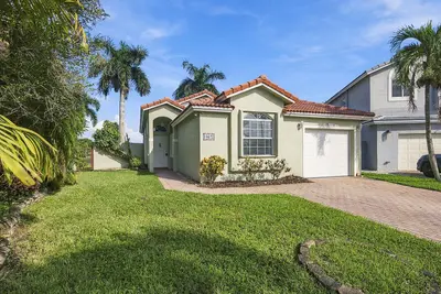 10627 NW 7TH Street, Pembroke Pines – Single Family Residence for sale