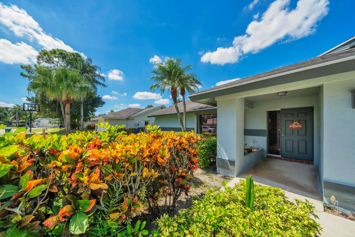 2 Entryway (1) at 142 PARKWOOD Drive, Royal Palm Beach