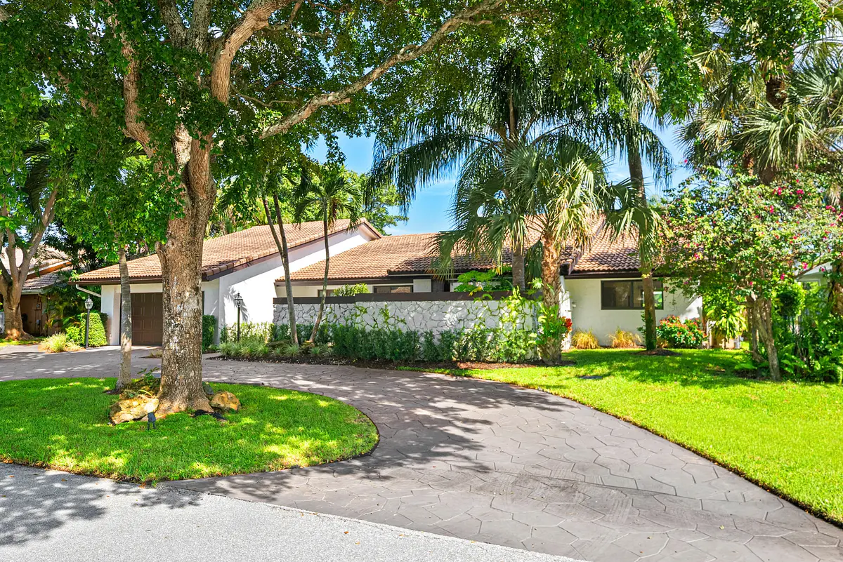 Circular Driveway at 3527 Pine Lake Court, Delray Beach
