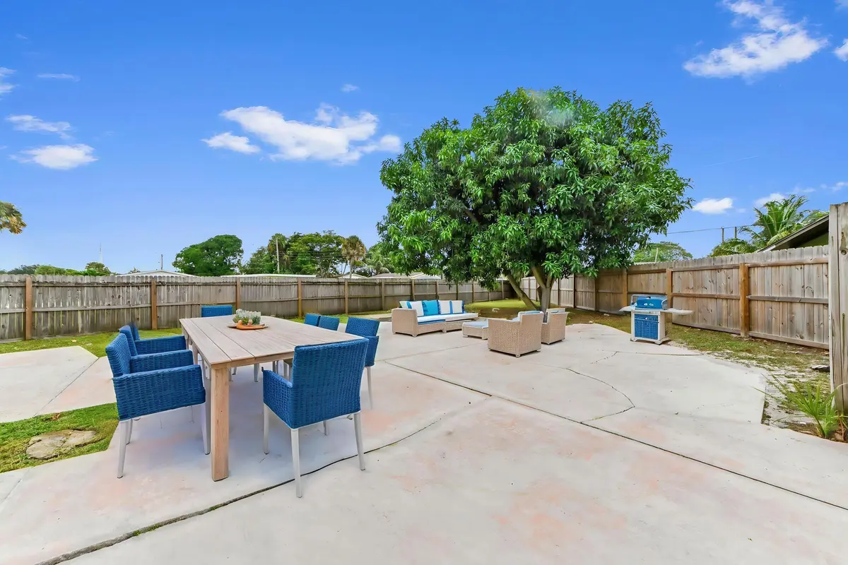 25-backyard-01_VS at 8600 Uranus Terrace, West Palm Beach
