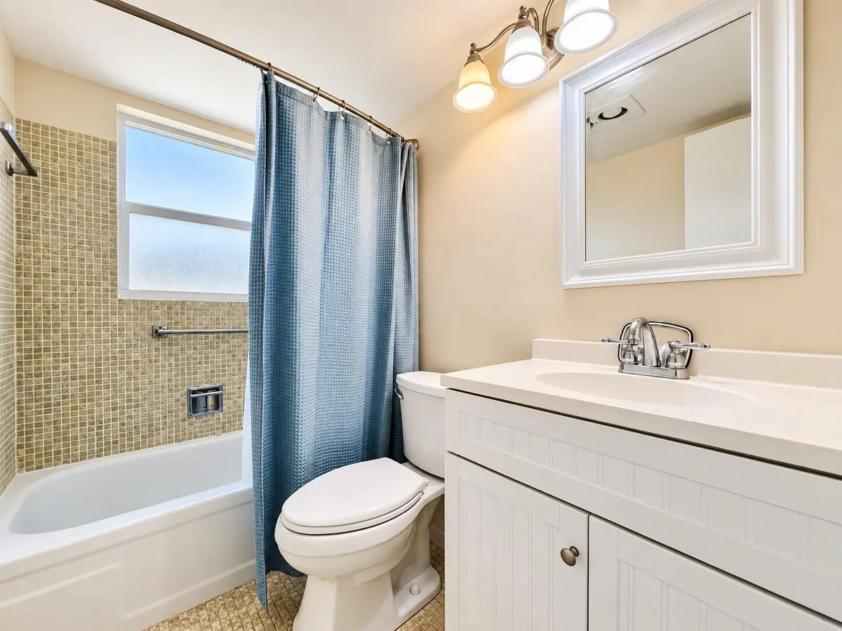 Full Bath at 200 Northampton J, West Palm Beach