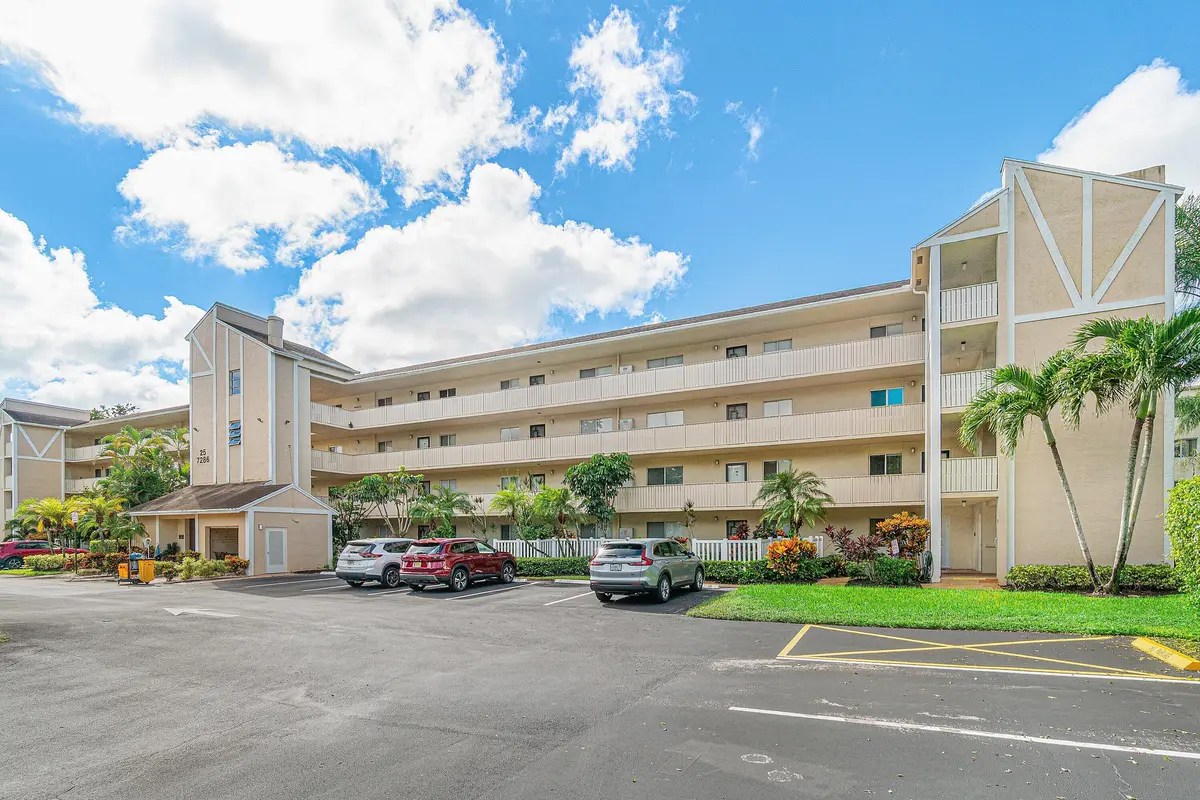 Front view at 7286 Huntington Lane 108, Delray Beach