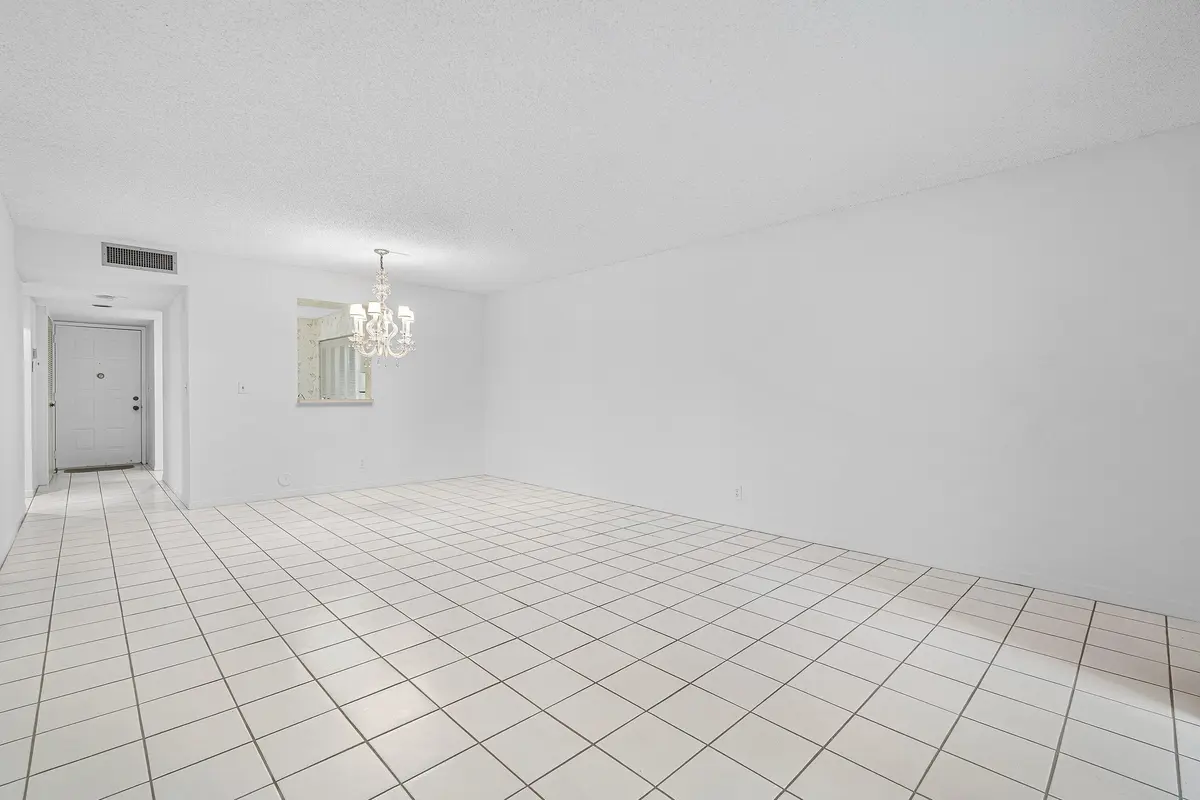 Living/Dining at 7286 Huntington Lane 108, Delray Beach