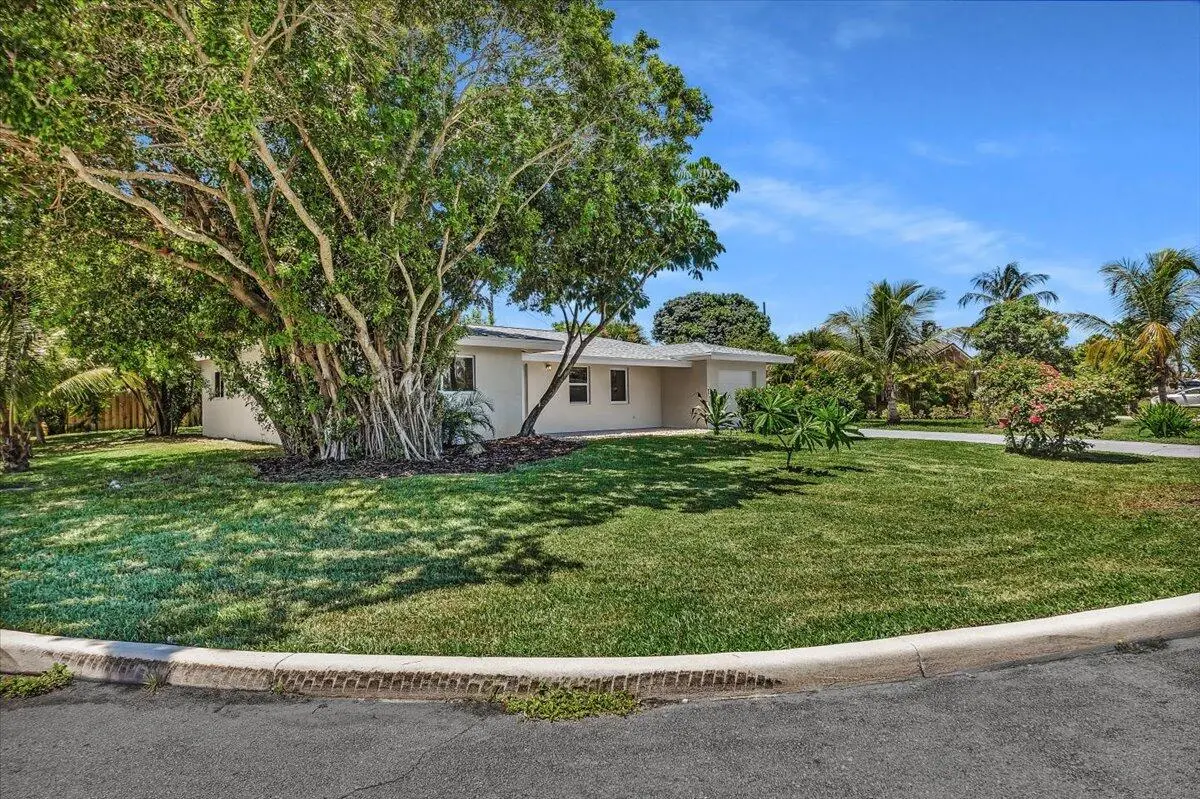 05-5H2A4745 at 902 Garnett Street, Lantana