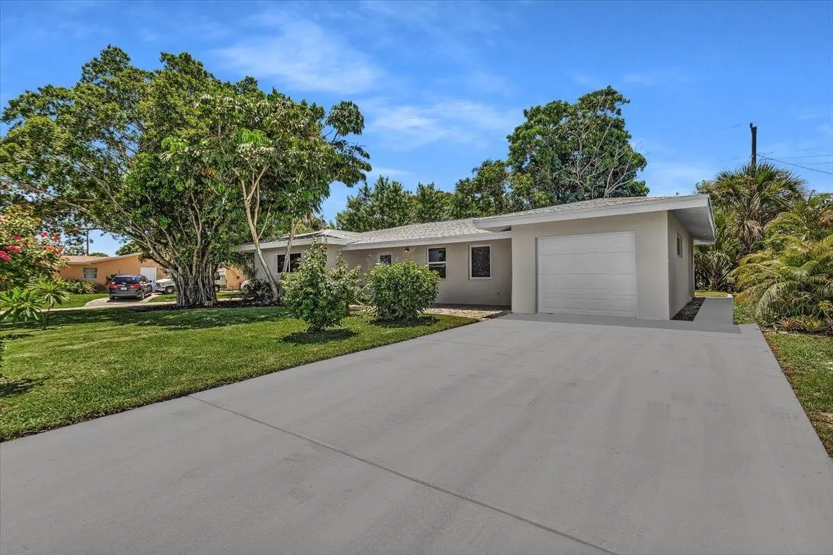 07-5H2A4755 at 902 Garnett Street, Lantana