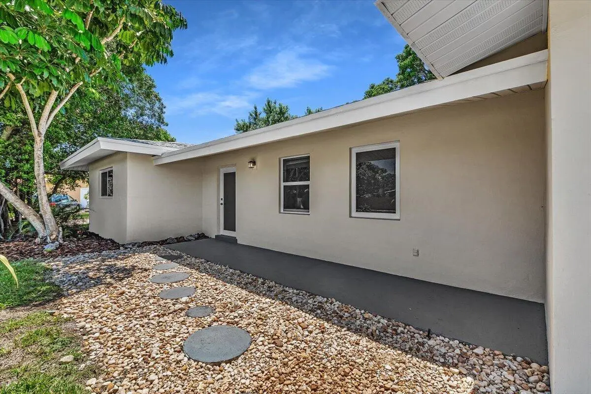 10-5H2A4770 at 902 Garnett Street, Lantana