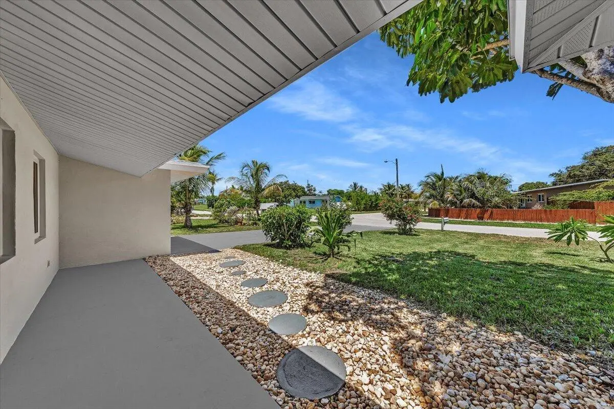 11-5H2A4780 at 902 Garnett Street, Lantana