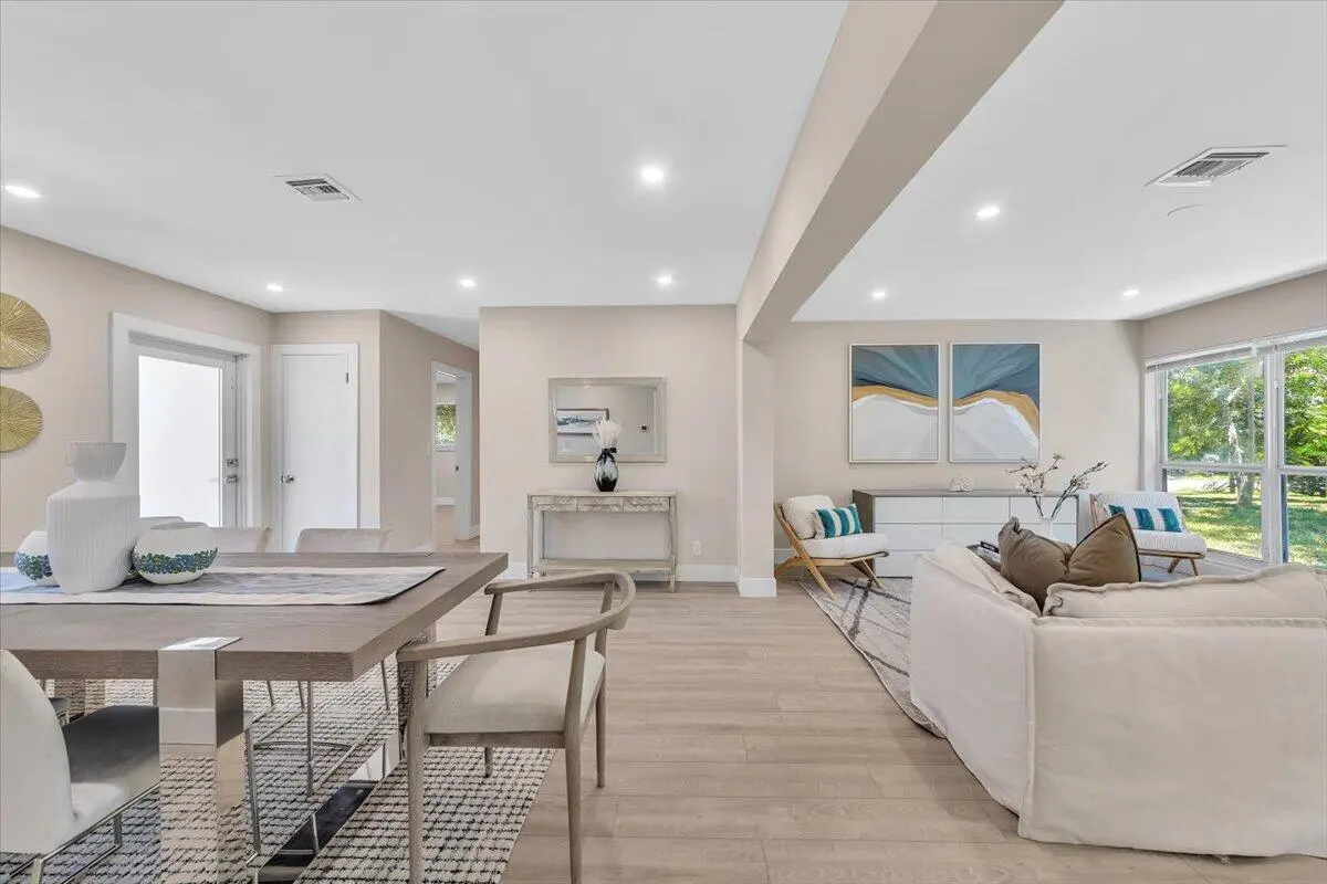 38-5H2A4915 at 902 Garnett Street, Lantana
