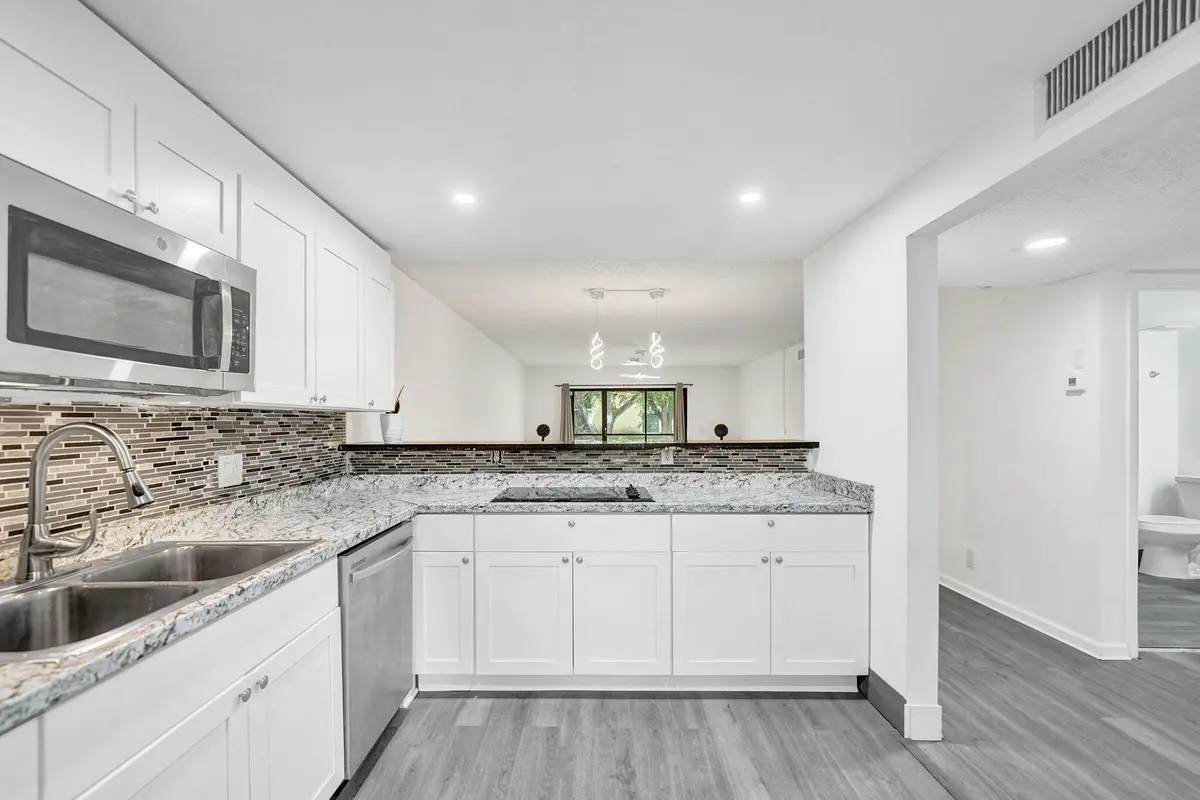 30-web-or-mls-DSC05315 at 310 Lakeview Drive 105, Weston