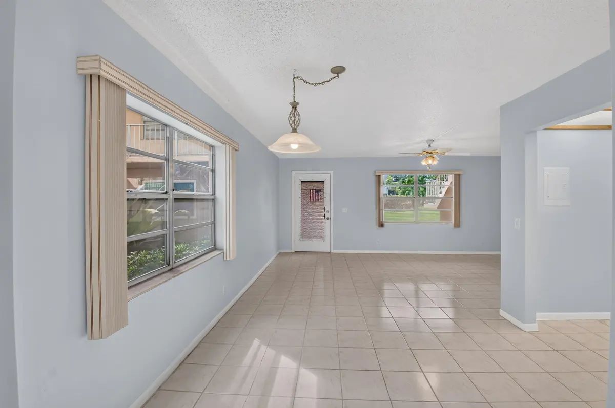 Dinning at 386 Capri I, Delray Beach