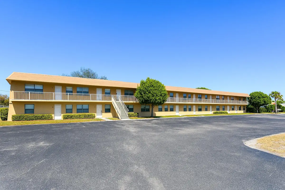 large at 806 9th Street 43, West Palm Beach
