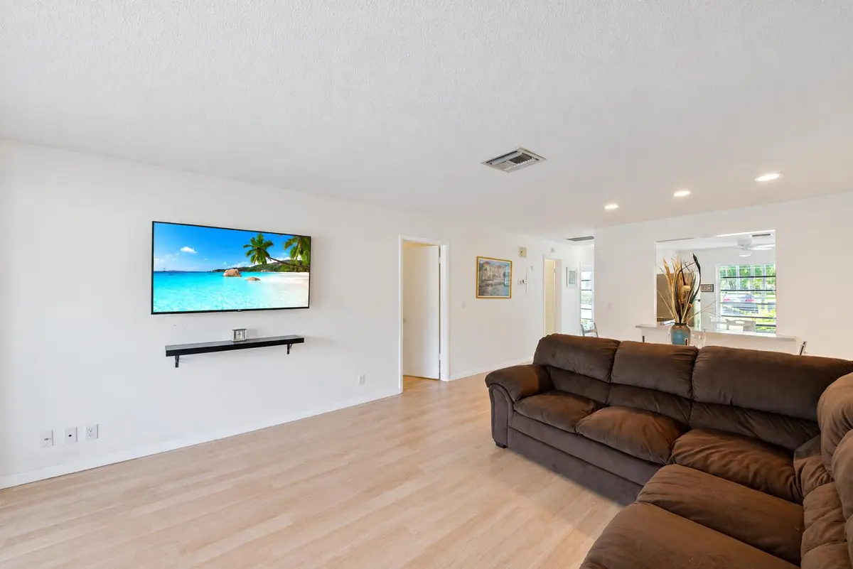Neutral Flooring at 13670 VIA FLORA B, Delray Beach