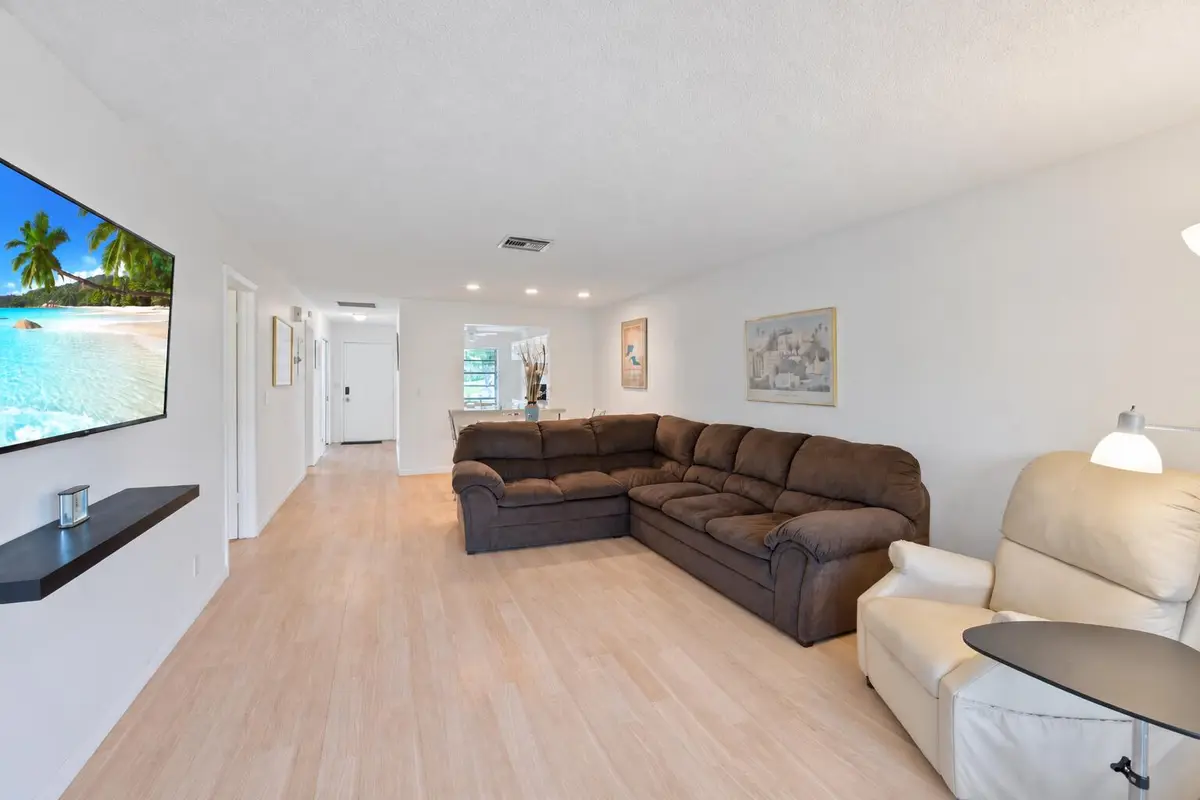 Neutral Decor at 13670 VIA FLORA B, Delray Beach