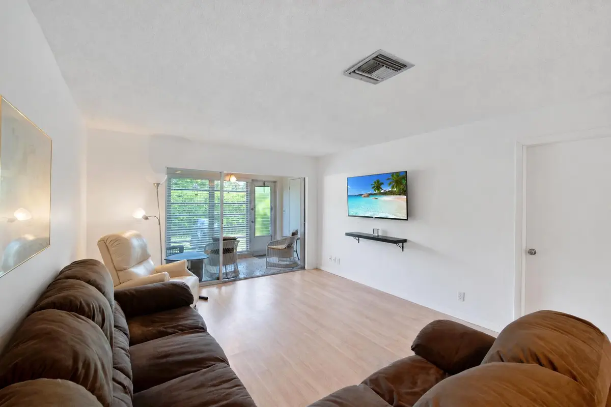 Natural Light at 13670 VIA FLORA B, Delray Beach