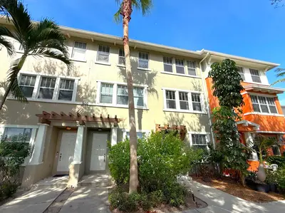 960 Millbrae Court 4, West Palm Beach – Townhouse for sale