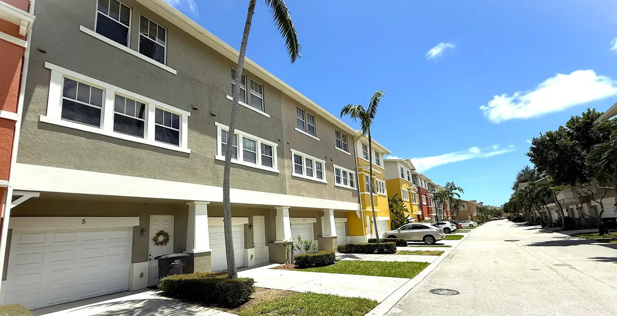 building rear at 960 Millbrae Court 4, West Palm Beach