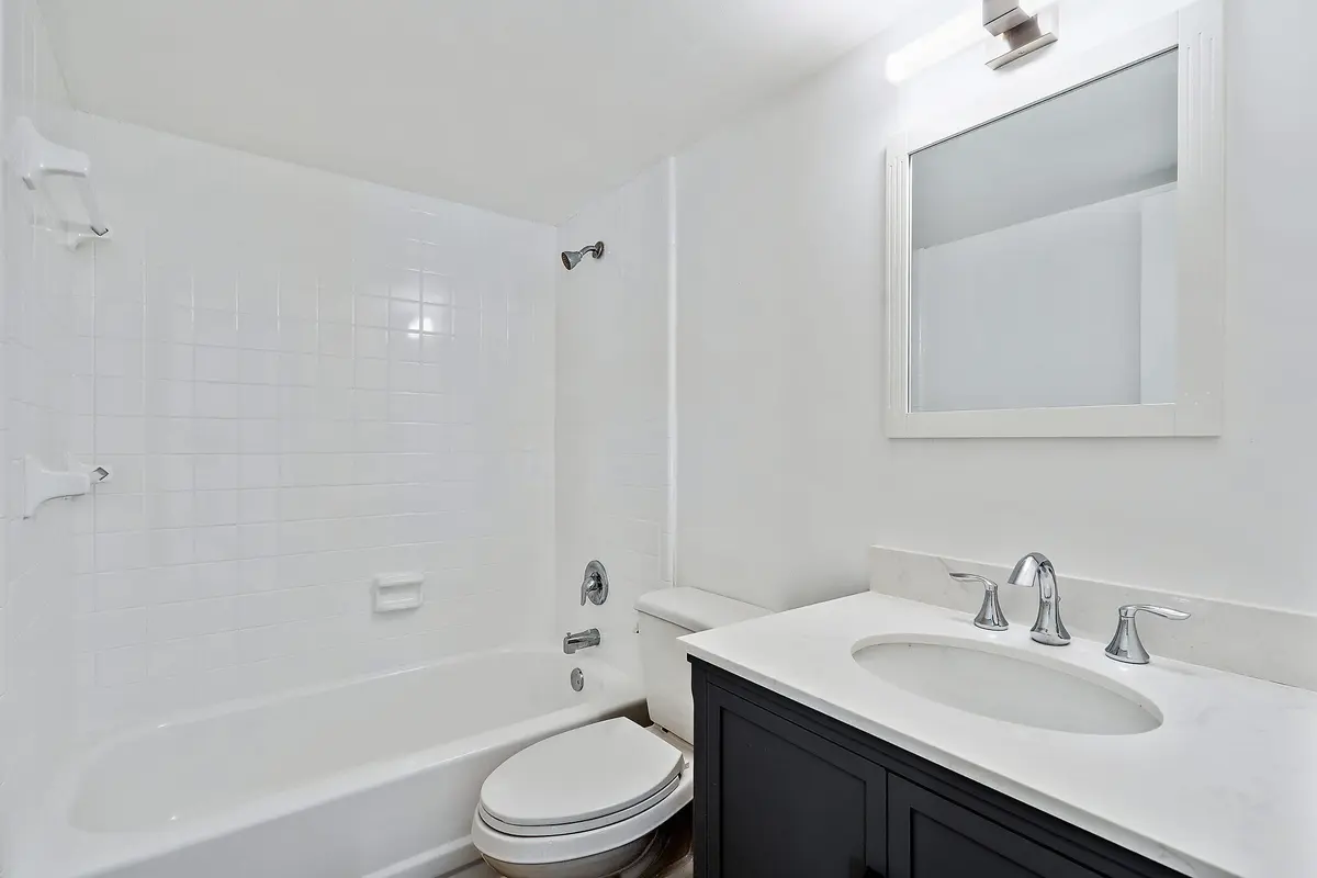 guest bath at 401 Southwind Drive 7, North Palm Beach
