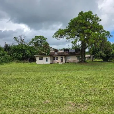 front yard at 7900 8th Street, Vero Beach