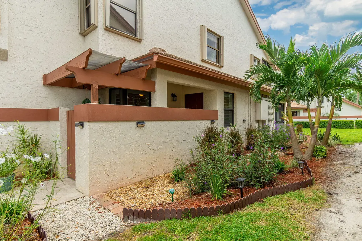 Landscaped Side Yard at 12660 Shoreline Drive 1C, Wellington