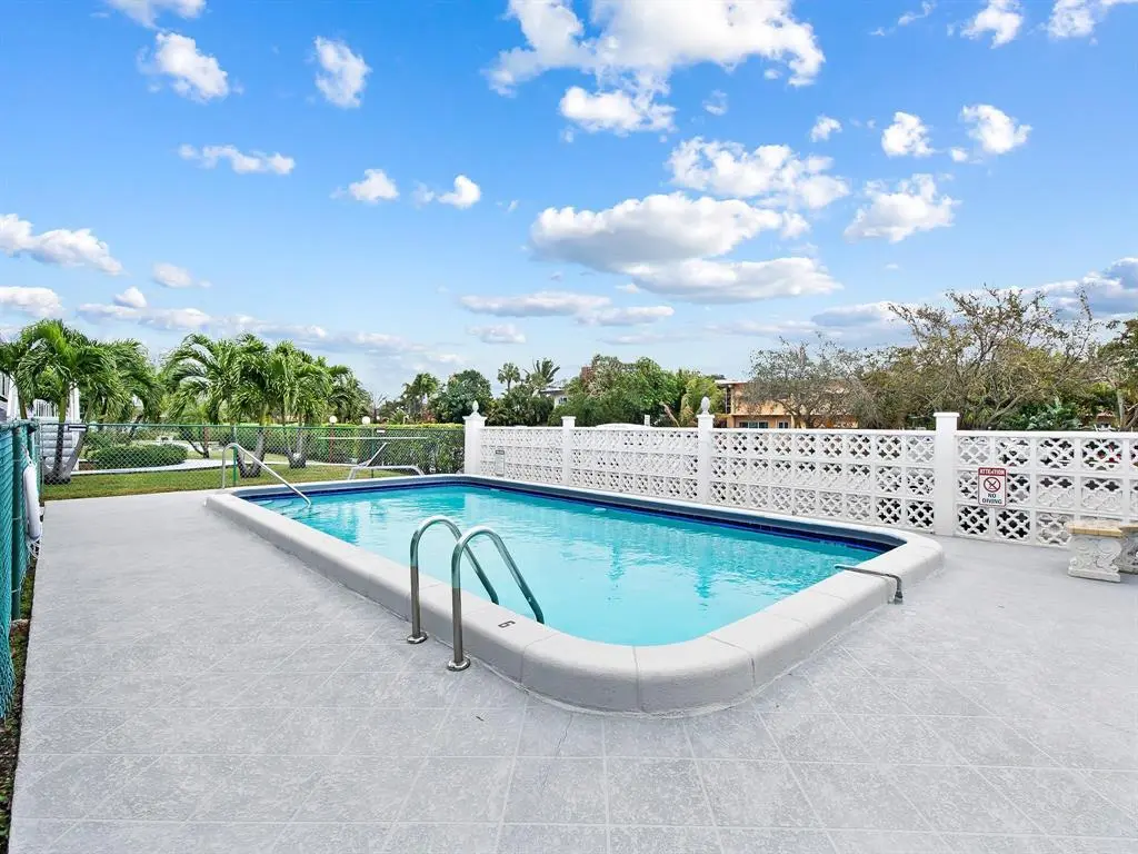 1401 pool at 1401 SE 7TH Avenue 9, Pompano Beach