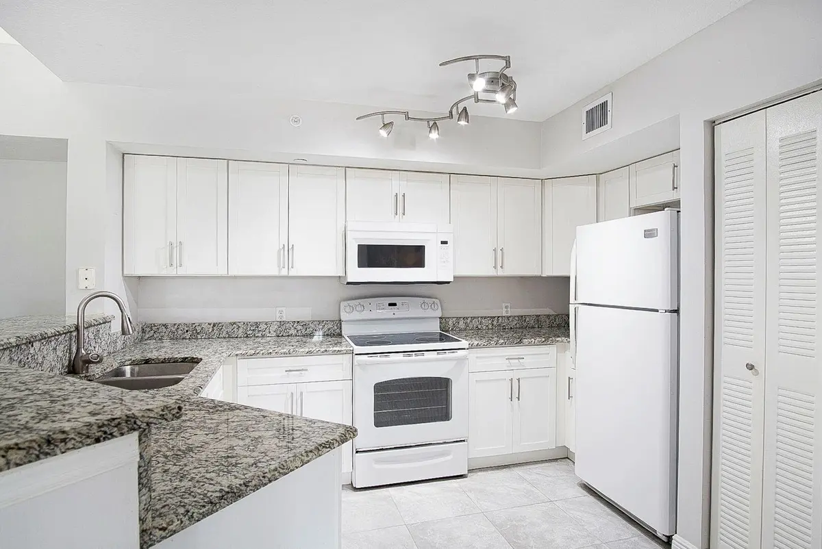 o7JO0vtw at 4041 SAN MARINO Boulevard 307, West Palm Beach