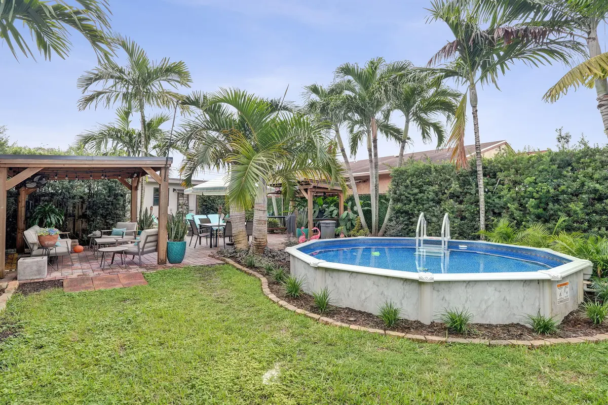 Backyard at 800 N 59th Avenue 1-2, Hollywood
