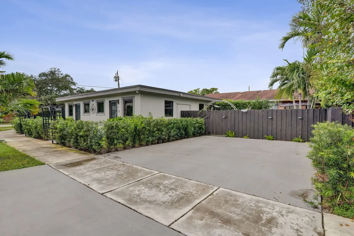 Driveway at 800 N 59th Avenue 1-2, Hollywood