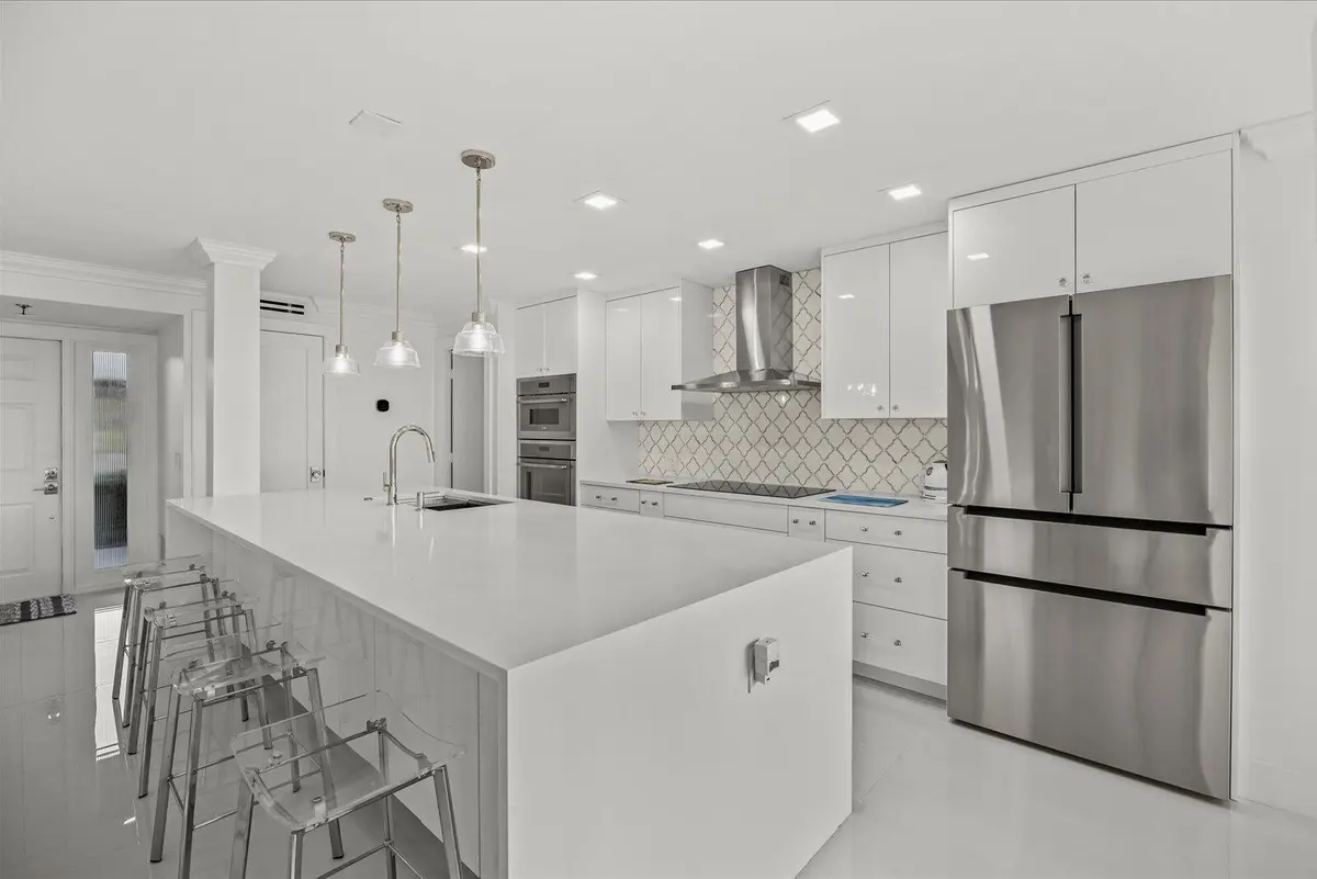 Kitchen Island at 5390 WOODLAND LAKES Drive 105, Palm Beach Gardens