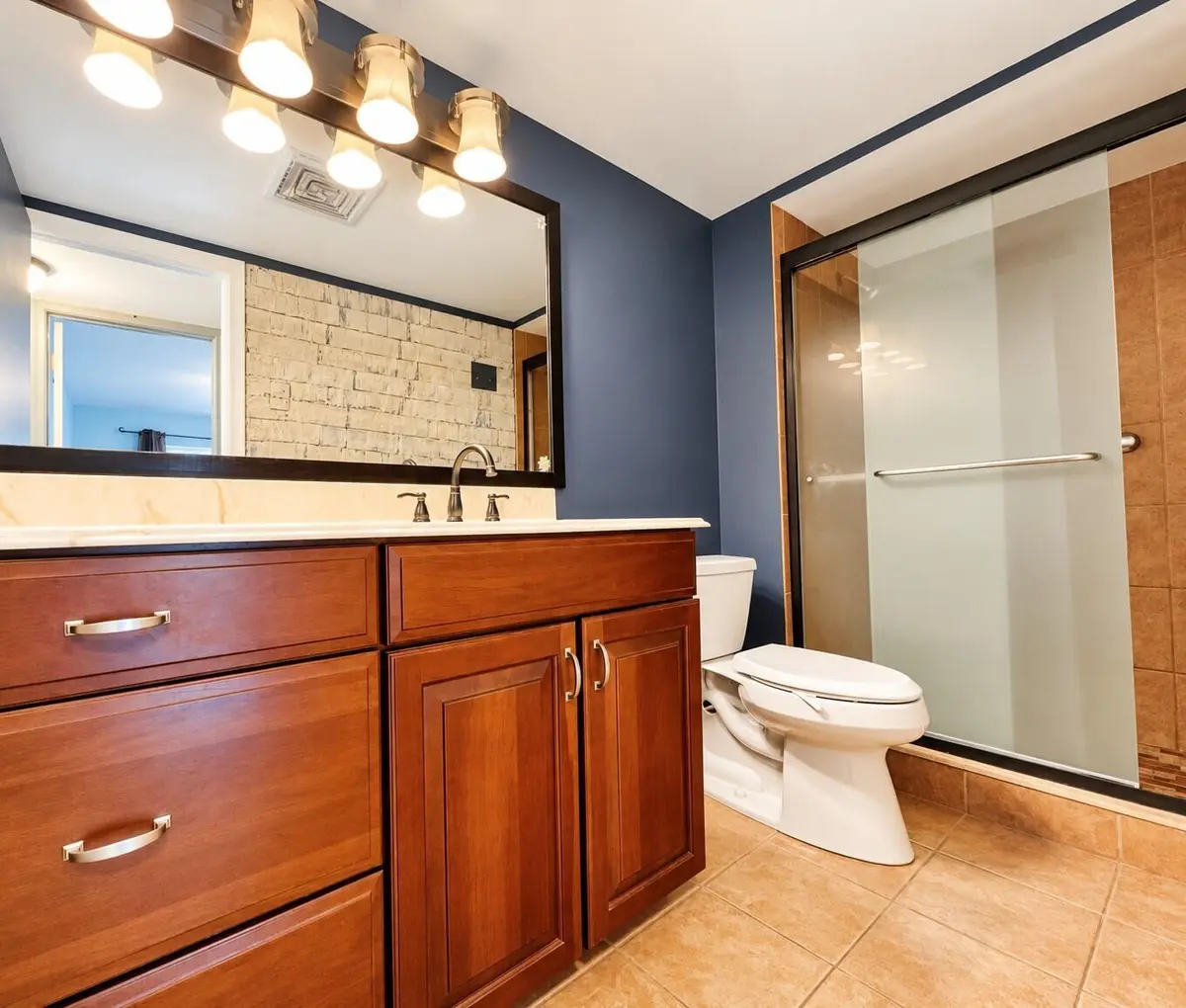 Updated Guest Full Bath at 110 WELLINGTON B, West Palm Beach