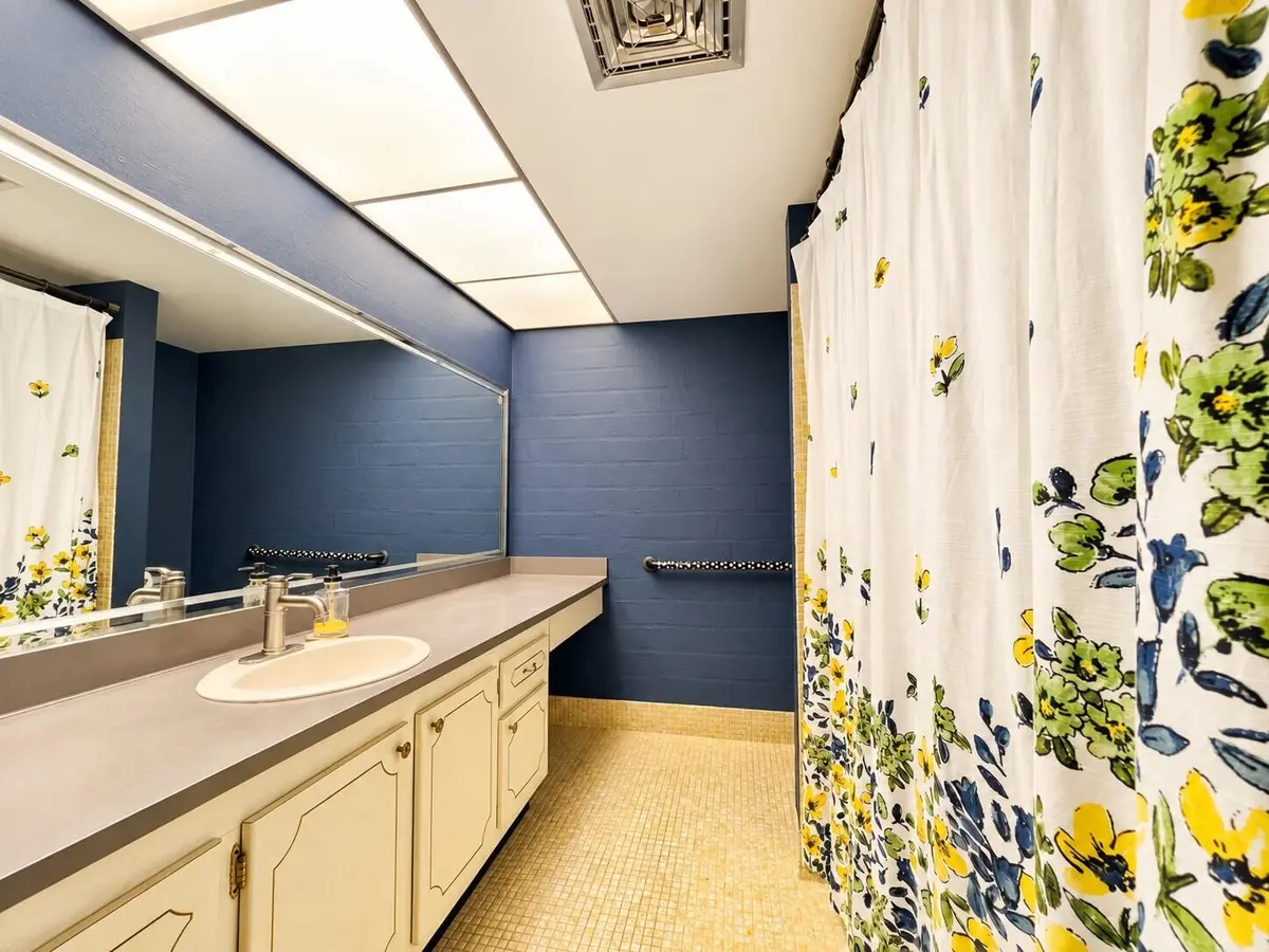 Full Ensuite Bath at 110 WELLINGTON B, West Palm Beach