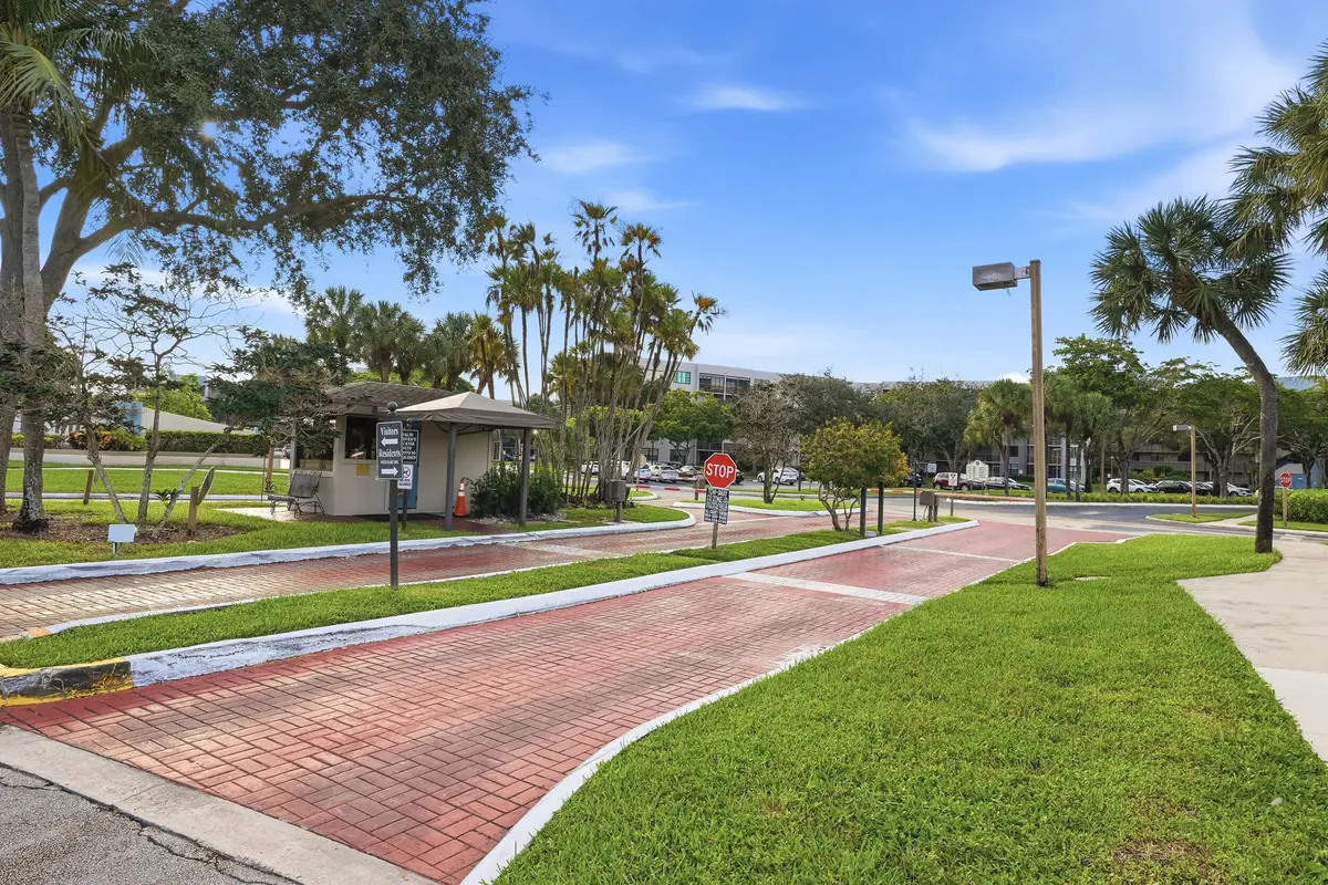 1000 Colony Point Circle 110, Pembroke Pines, FL – photo 3