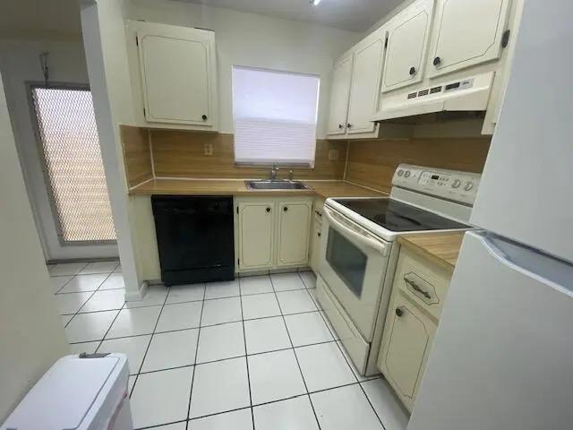 Kitchen at 9620 SUNRISE LAKES Boulevard 304, Sunrise
