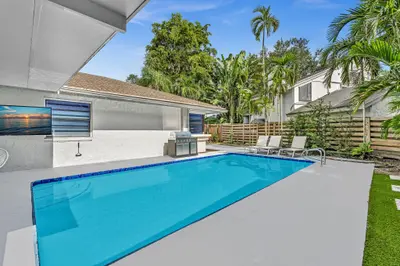 136 GREENS Road, Hollywood – Single Family Residence for sale