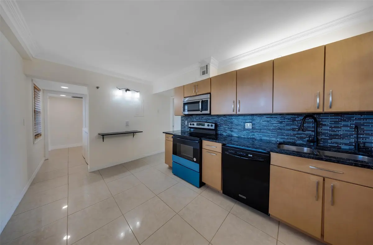 Photo 7 at 625 OAKS Drive 802, Pompano Beach