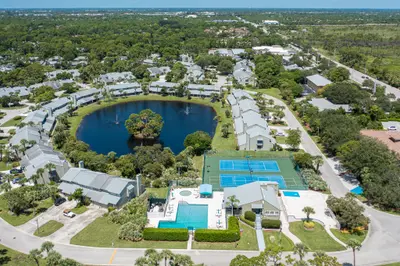663 NE WAX MYRTLE Way, Jensen Beach – Villa for sale