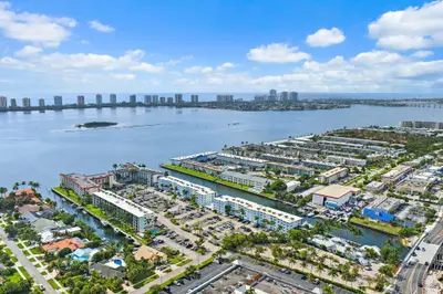 100 PARADISE HARBOUR Boulevard 202, North Palm Beach – Condominium for sale