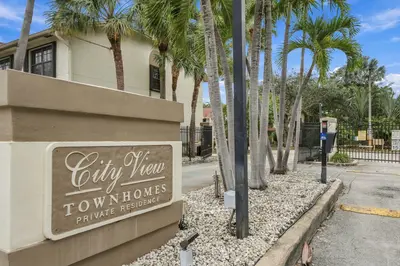 341 City View Drive, Fort Lauderdale – Townhouse for sale