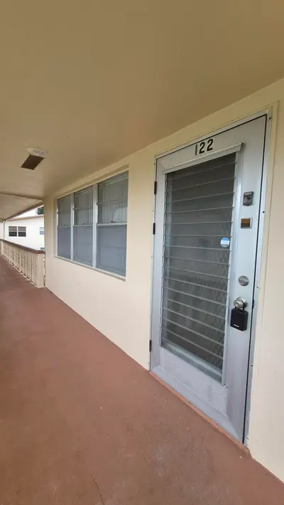 122 Canterbury E, West Palm Beach – Condominium for rent