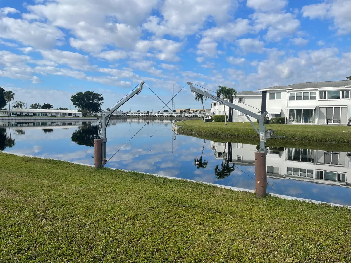 SEAWALL & DAVITS at 131 NW 14th Street, Boynton Beach