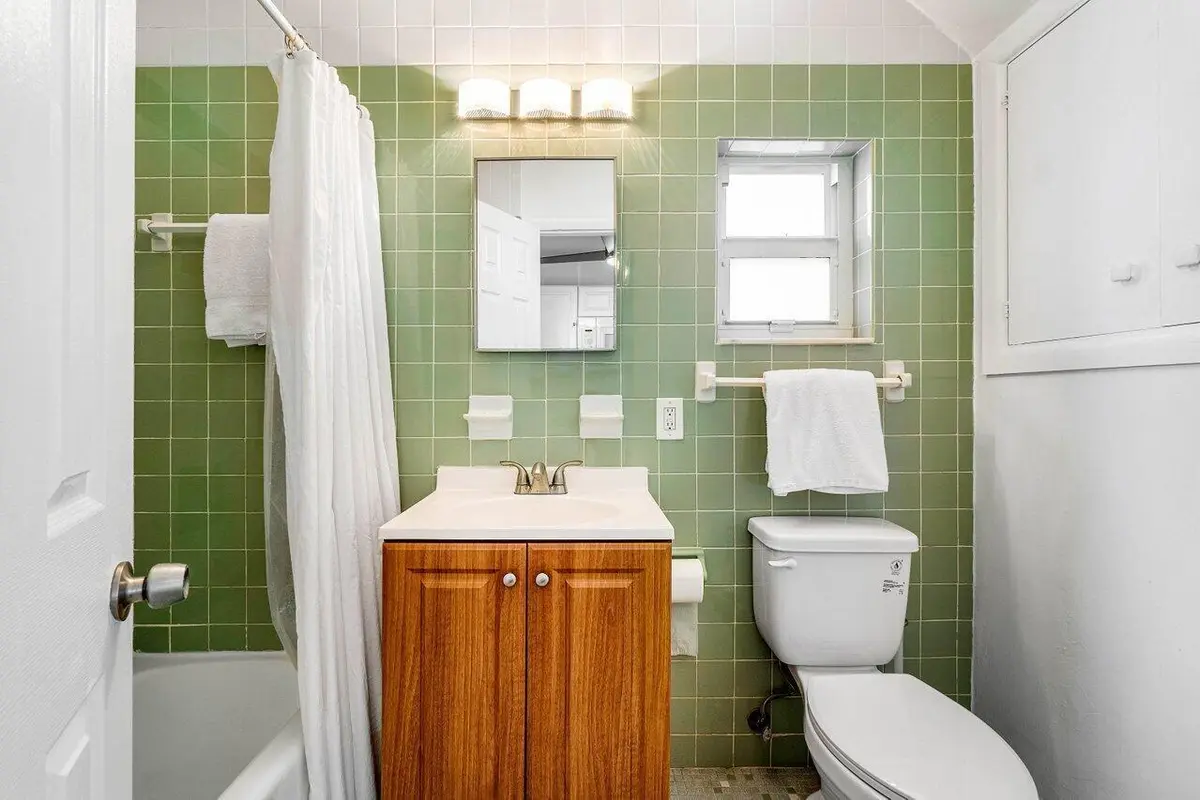 Combo Shower Tub at 412 NE 7th Avenue A, Delray Beach